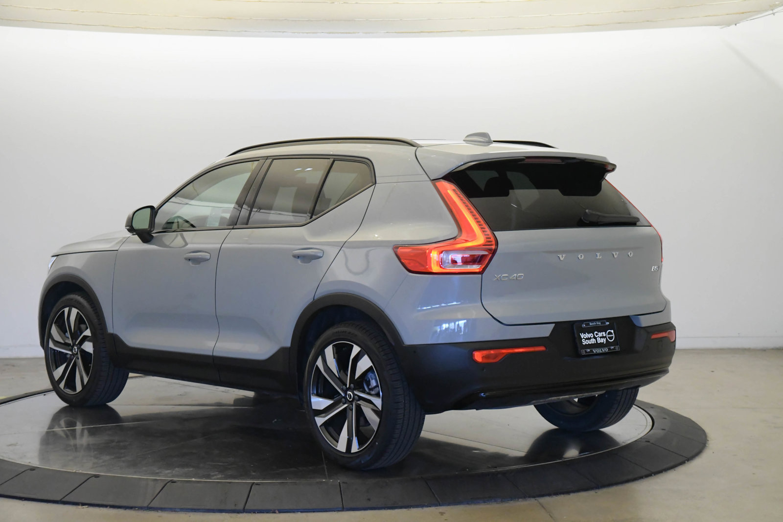 Used 2026 Volvo XC40 B5 Ultra w/ Climate Package AWD/4WD image 2
