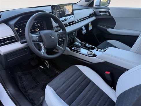 New 2025 Mitsubishi Outlander SE image 16