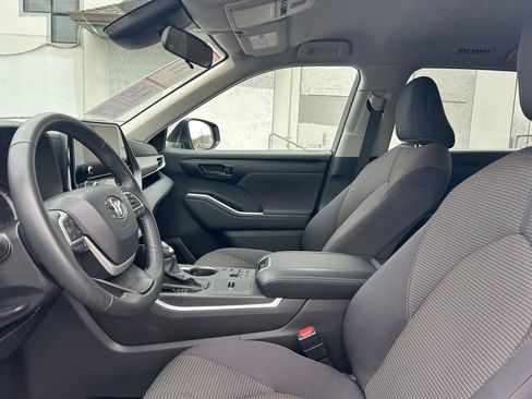 Certified 2025 Toyota Highlander LE FWD image 10
