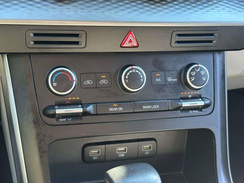 Used 2022 Kia Carnival LX image 21