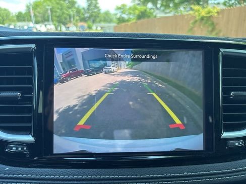 Used 2025 Chrysler Pacifica Limited FWD image 28