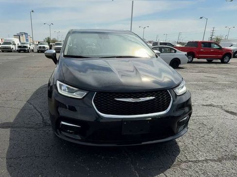 Used 2023 Chrysler Pacifica Limited image 3