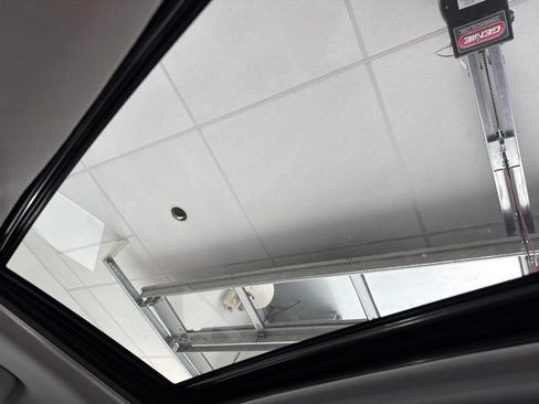 Used 2021 Toyota Highlander XLE FWD image 24