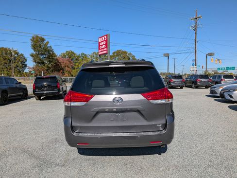 Used 2012 Toyota Sienna Limited image 8