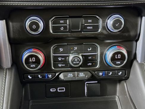 Used 2023 GMC Yukon SLT AWD/4WD image 16