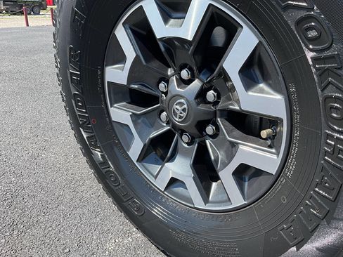 Used 2017 Toyota Tacoma TRD Off-Road image 17