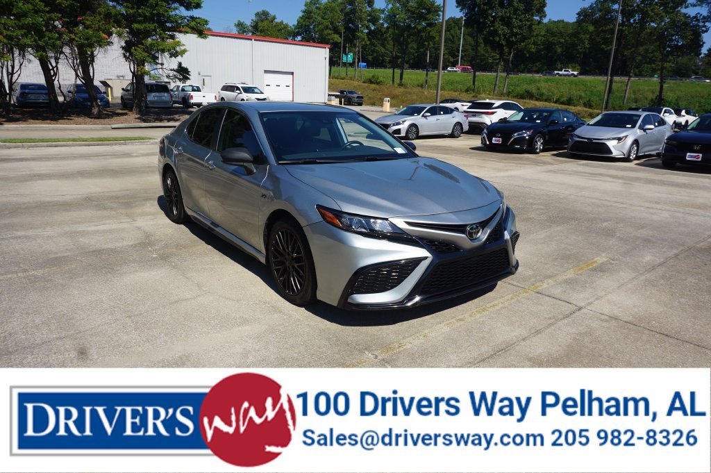 Used 2022 Toyota Camry SE FWD image 1