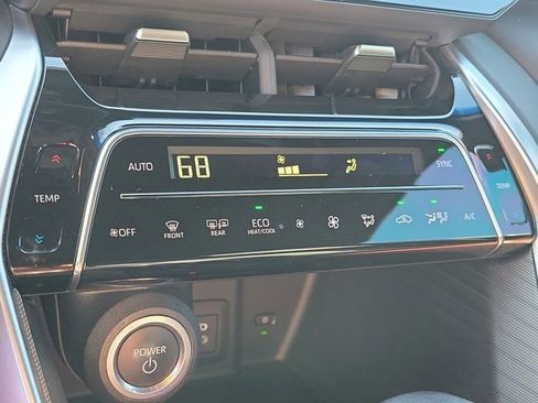 Used 2023 Toyota Venza XLE image 27