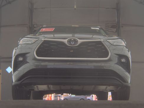 Used 2023 Toyota Highlander XLE image 3