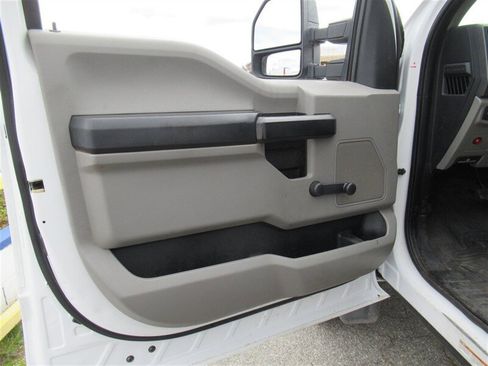 Used 2017 Ford F550 2WD Regular Cab Super Duty image 17