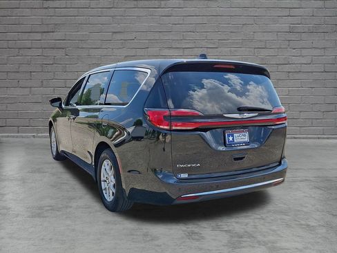 Used 2025 Chrysler Pacifica Select FWD image 9