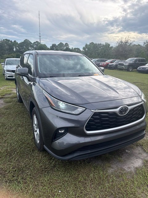 Used 2021 Toyota Highlander LE FWD image 2
