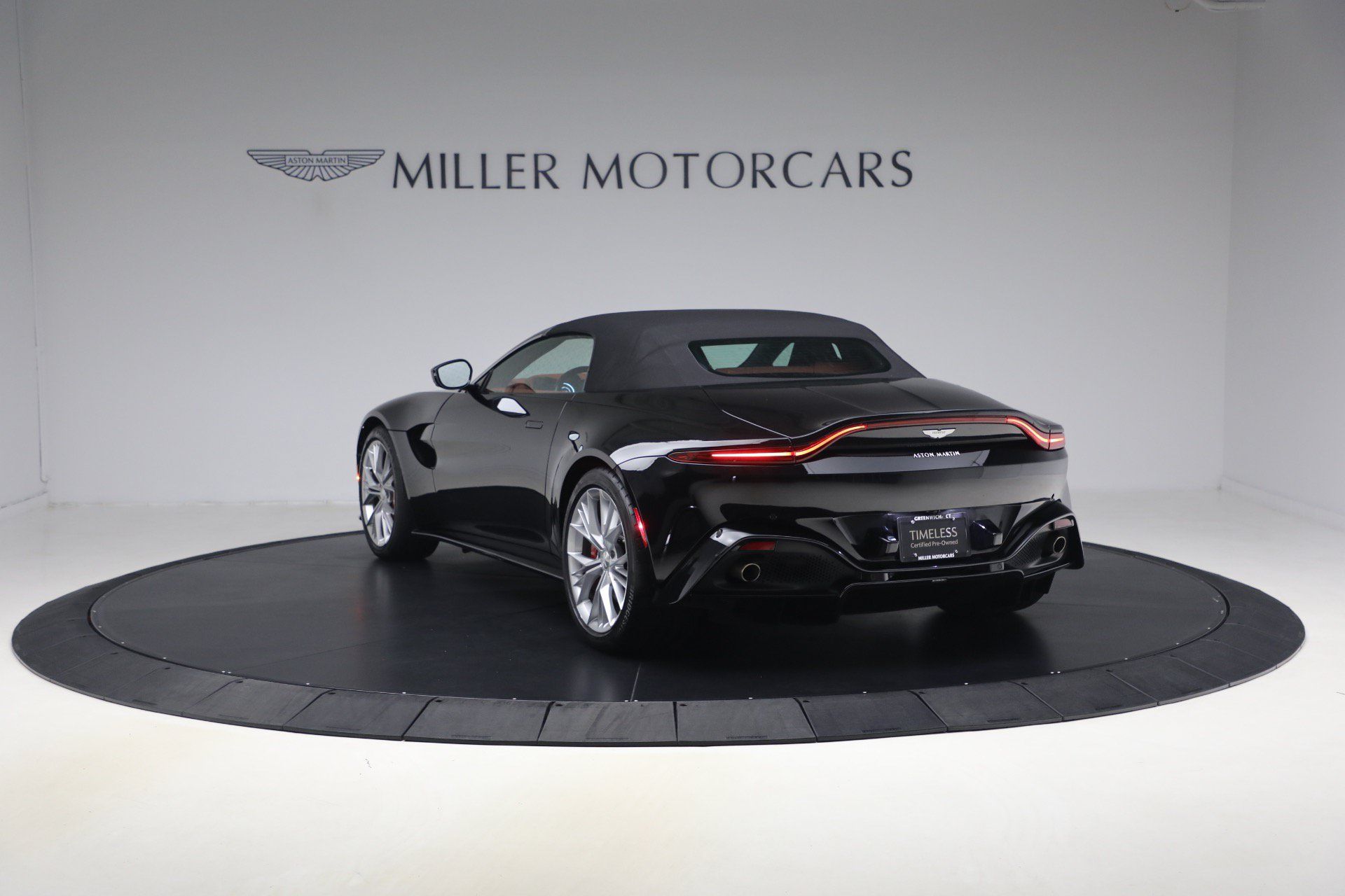 Used 2021 Aston Martin V8 Vantage Roadster RWD image 17