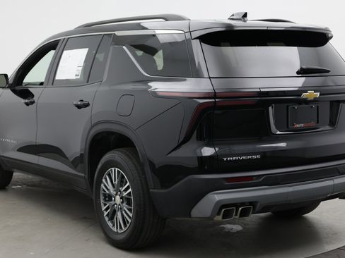 Used 2025 Chevrolet Traverse LT w/ Driver Confidence Package FWD image 3
