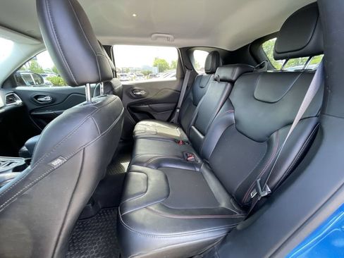 Used 2022 Jeep Cherokee Trailhawk w/ Comfort/Convenience Group AWD/4WD image 40