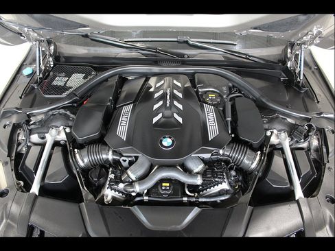 Used 2020 BMW 750i xDrive w/ Autobahn Package AWD/4WD image 29