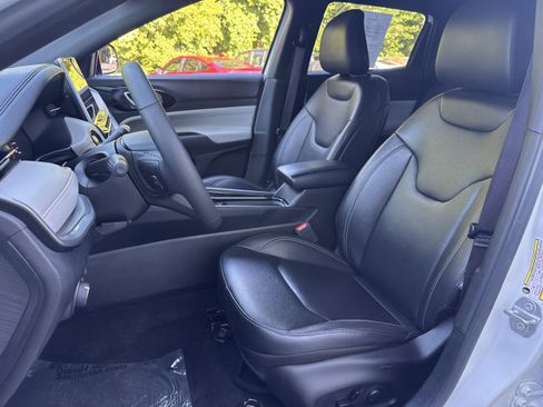 Used 2025 Jeep Compass Limited AWD/4WD image 5