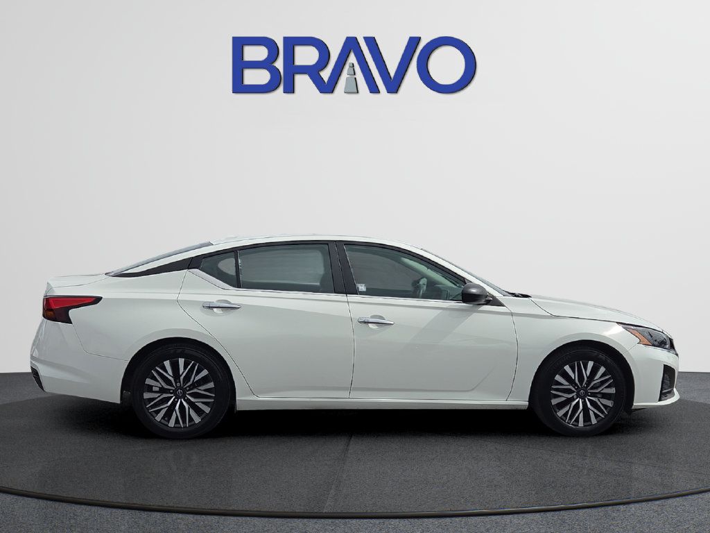 Used 2025 Nissan Altima 2.5 SV FWD image 5