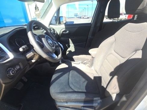 Used 2018 Jeep Renegade Latitude image 1