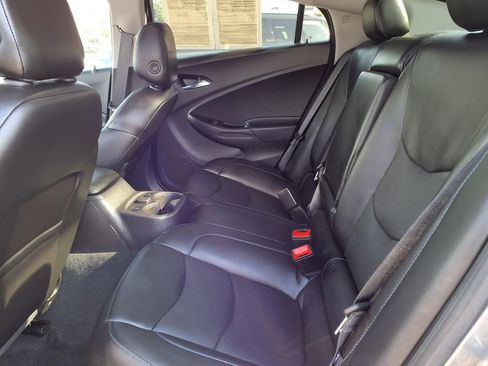 Used 2018 Chevrolet Volt Premier w/ Driver Confidence Package FWD image 11