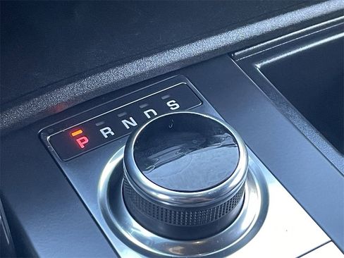 Used 2019 Land Rover Discovery SE image 24