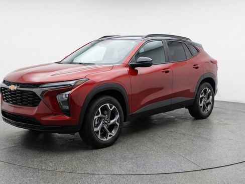 Used 2025 Chevrolet Trax LT w/ LT Convenience Package image 3