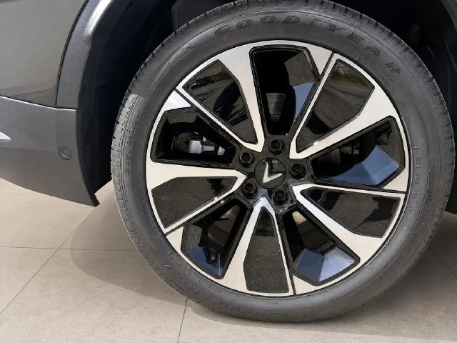 New 2025 VinFast VF 8 Plus AWD/4WD image 17