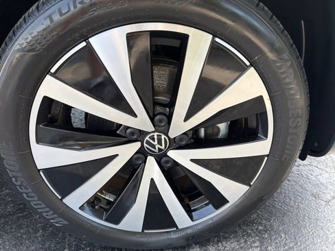 Certified 2023 Volkswagen Taos SE w/ Panoramic Sunroof Package FWD image 31
