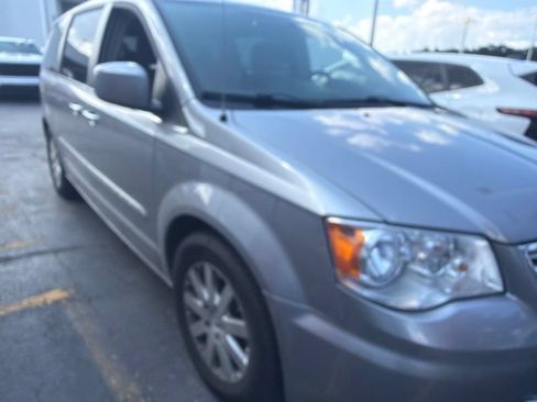 Used 2015 Chrysler Town & Country Touring w/ Driver Convenience Group FWD image 3