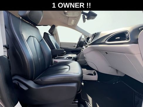Used 2023 Chrysler Pacifica Touring-L FWD image 28