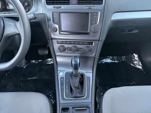 Used 2016 Volkswagen e-Golf SE image 11