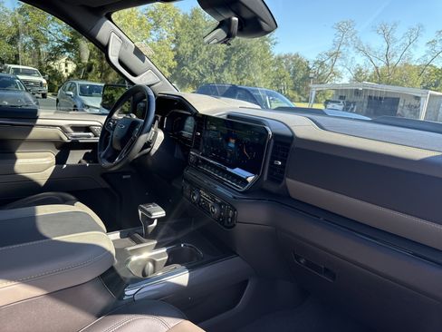 Used 2023 Chevrolet Silverado 1500 ZR2 w/ Technology Package image 39