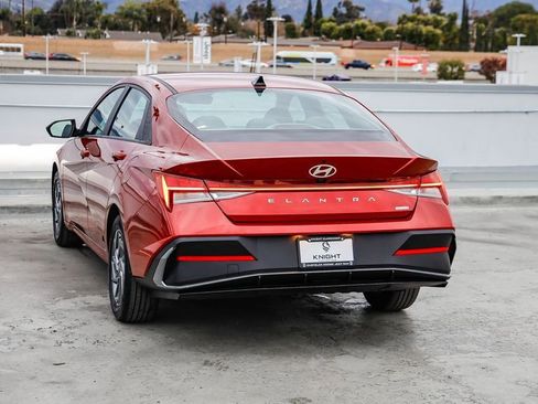 Used 2024 Hyundai Elantra Blue image 7