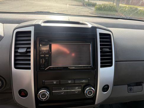 Used 2010 Nissan Frontier SE RWD image 14