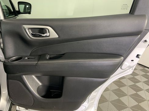 Used 2019 Nissan Pathfinder SL image 28