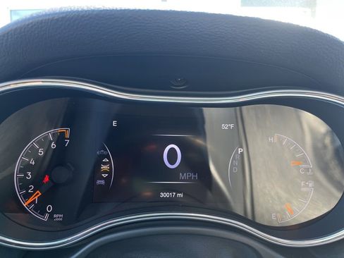 Used 2022 Jeep Grand Cherokee Laredo X image 3