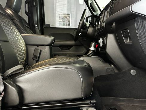 Used 2022 Jeep Gladiator Overland AWD/4WD image 6