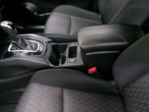 Used 2017 Nissan Rogue SV AWD/4WD image 18