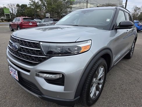 Used 2022 Ford Explorer XLT w/ Equipment Group 202A image 4