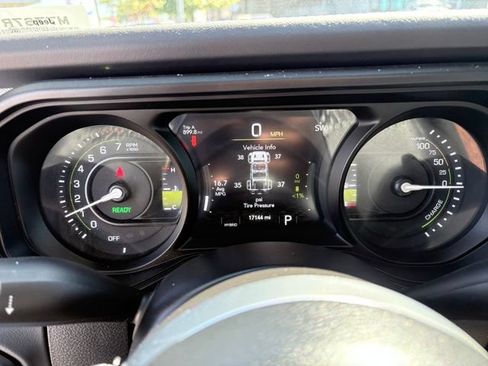 Used 2025 Jeep Wrangler Unlimited Sahara AWD/4WD image 23