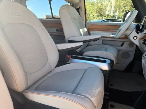 Used 2025 Volkswagen ID. Buzz Pro S Plus image 18