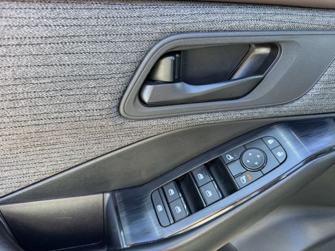 Used 2023 Nissan Rogue S image 18