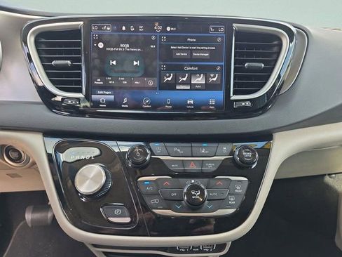 Certified 2024 Chrysler Pacifica Touring-L image 27