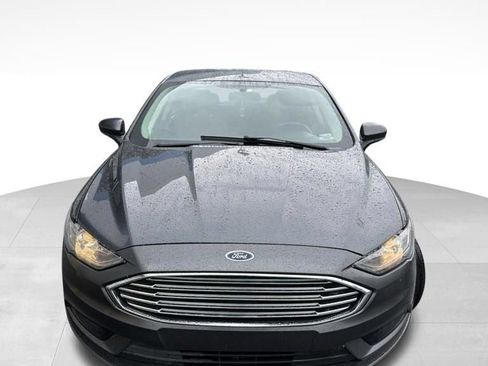 Used 2017 Ford Fusion SE w/ Fusion SE Technology Package FWD image 3