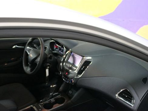 Used 2019 Chevrolet Cruze LT FWD image 12