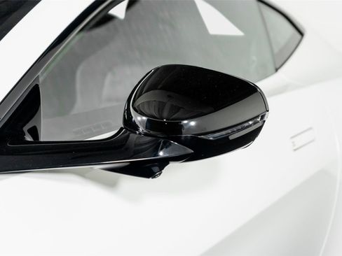 Used 2025 Aston Martin V8 Vantage Coupe RWD image 19