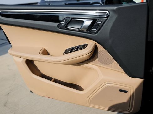 Certified 2025 Porsche Macan image 23