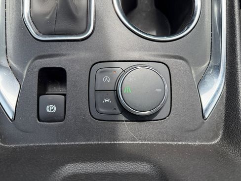 Used 2023 Chevrolet Traverse LT FWD image 21