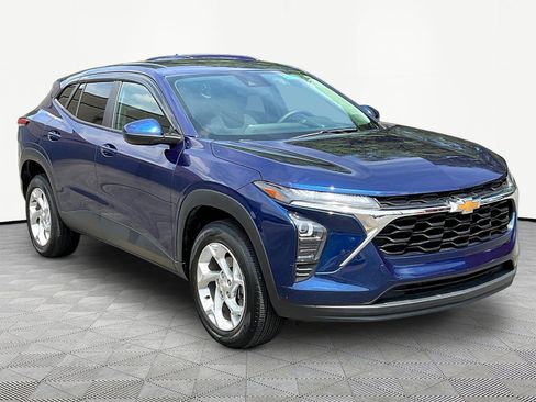 Used 2024 Chevrolet Trax LS w/ LS Convenience Package FWD image 3