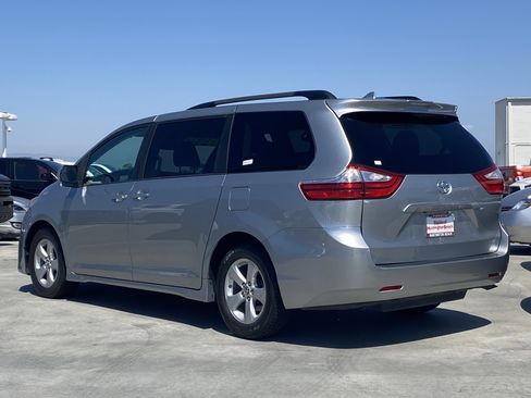 Used 2019 Toyota Sienna LE w/ Carpet Mat Package FWD image 5